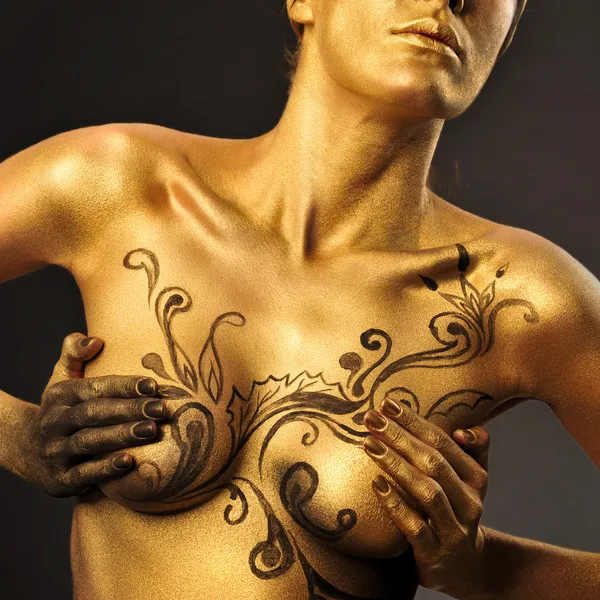 Retrato de jovem mulher sexy em tinta dourada — Fotografia de Stock