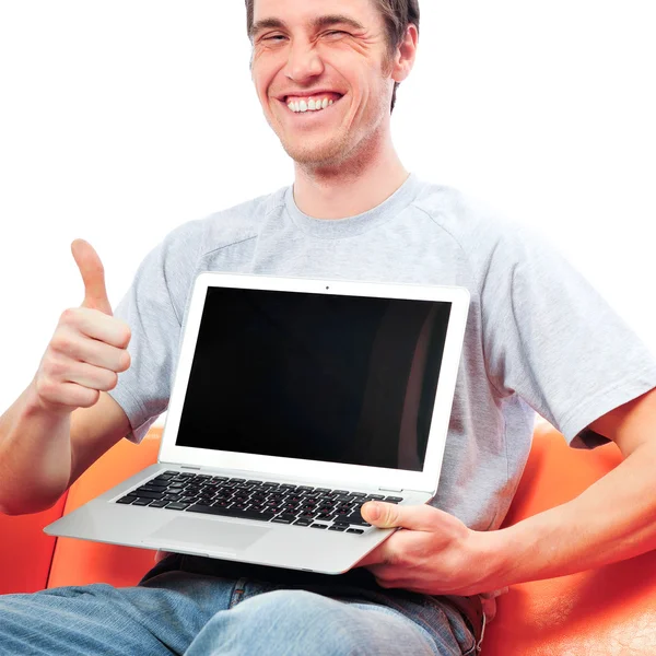 Jonge man met zijn laptop — Stockfoto