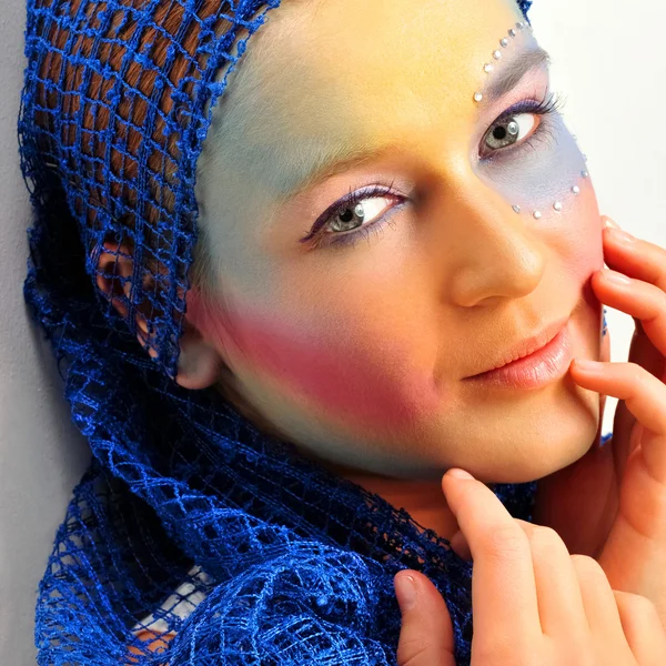 Närbild mode porträtt av söt kvinna med färgglada ljus gör — Stockfoto