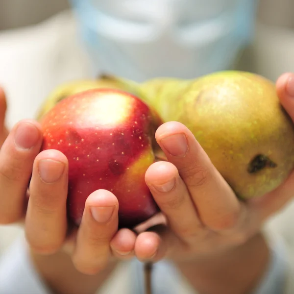 Доктор держит свежие фрукты на руках — стоковое фото