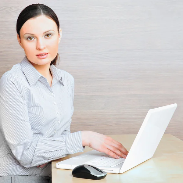 Güzel genç iş kadını bilgisayar görünümünde portresi — Stok fotoğraf