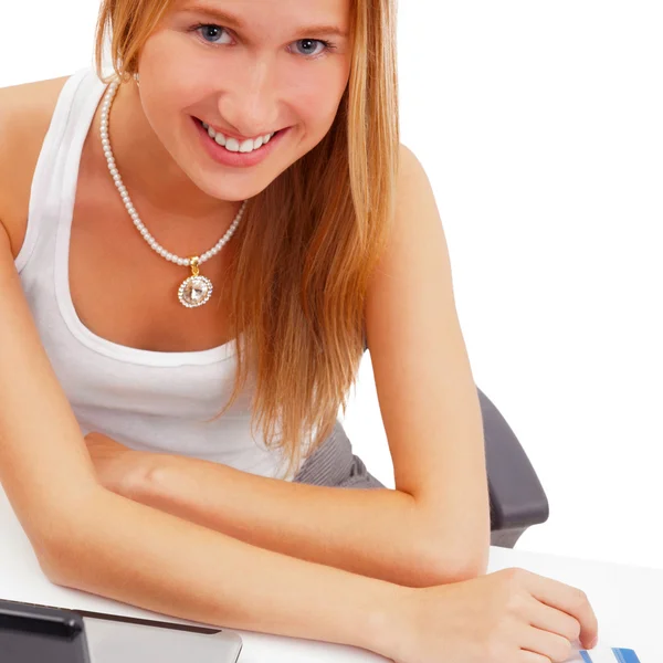Portrait d'une jolie étudiante avec ordinateur portable et exercice boo — Photo