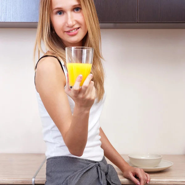 Portrait of beautiful relaxed young woman standing at the kitche — Stock Photo, Image