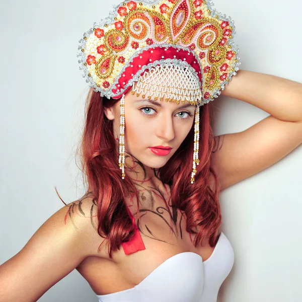 Nahaufnahme Porträt einer hübschen jungen Frau mit roten Haaren — Stockfoto