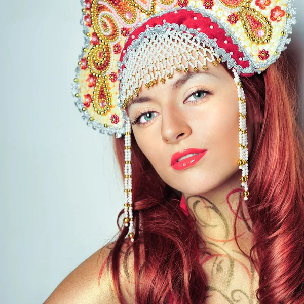 Närbild porträtt av ganska ung kvinna med rött hår — Stockfoto