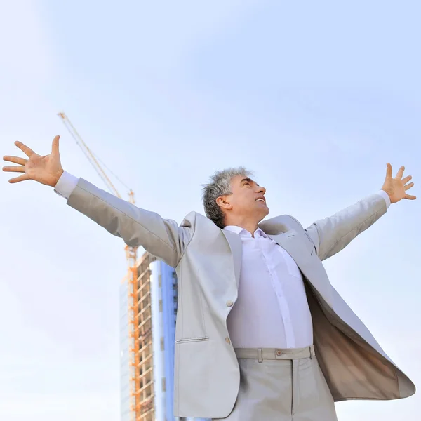 Portrait of a businessman with arms open. — Stock Photo, Image