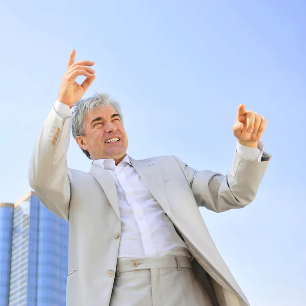 Portret van een zakenman met open armen. — Stockfoto