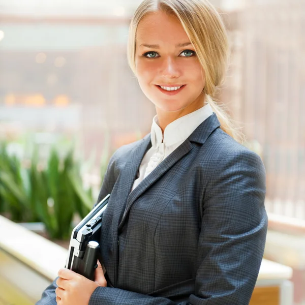 Προσωπογραφία γυναίκας επιχειρήσεων χαριτωμένο με το laptop της μέσα στο γραφείο — Φωτογραφία Αρχείου