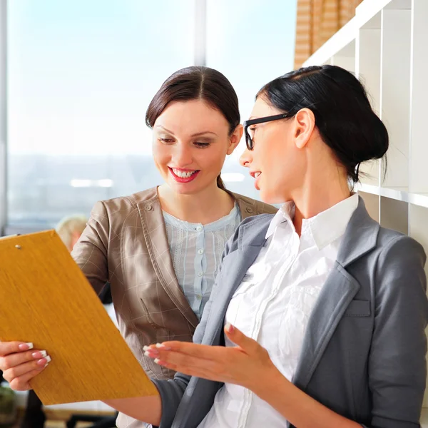 Deux femmes d'affaires lisant des documents — Photo