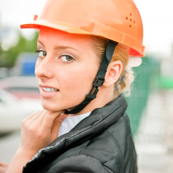 日保護用のヘルメットの立っている身に着けている若い建築家女性 — ストック写真