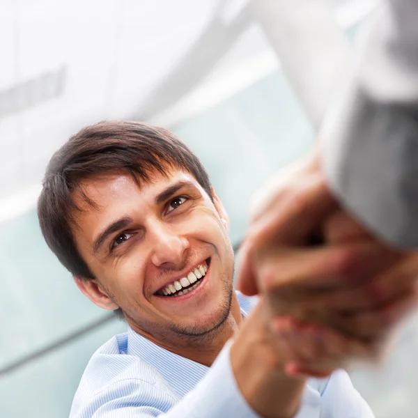 オフィスでの取引をめぐって握手するビジネスのクローズアップ - — ストック写真