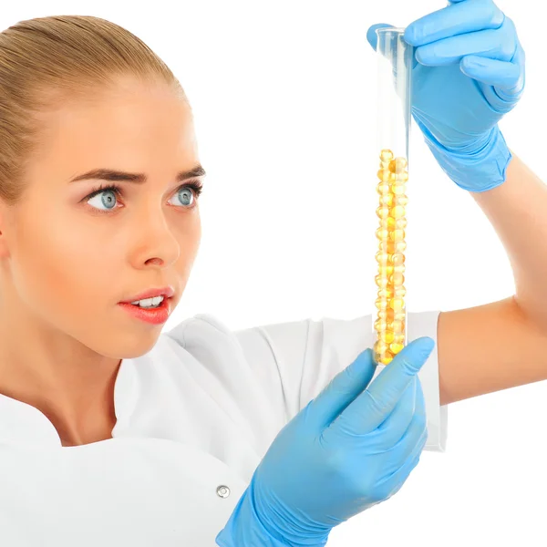 Isolerade vetenskapsman kvinna i labbrock med kemiska glasvaror. — Stockfoto