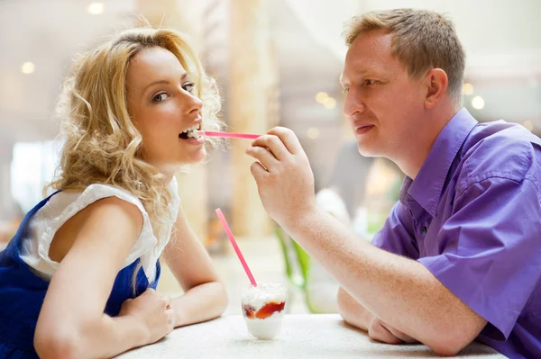 Nahaufnahme Porträt eines jungen netten Paares im Mall Café. Mann schlägt vor — Stockfoto
