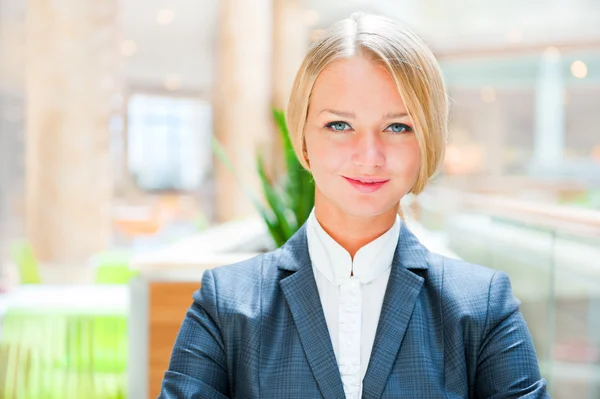 Närbild porträtt av söta unga affärskvinna leende — Stockfoto