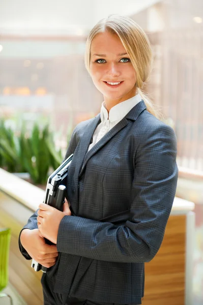 사무실 안에서 그녀의 노트북으로 귀여운 비즈니스 여자의 초상화 — 스톡 사진