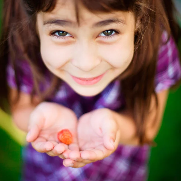 Künstlerischen Lebensstil Foto von niedlichen kleinen Mädchen im Freien im Sommer p — Stockfoto