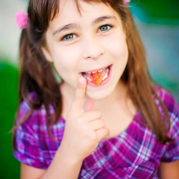 Artistieke levensstijl foto van schattig klein meisje buiten bij zomer p — Stockfoto