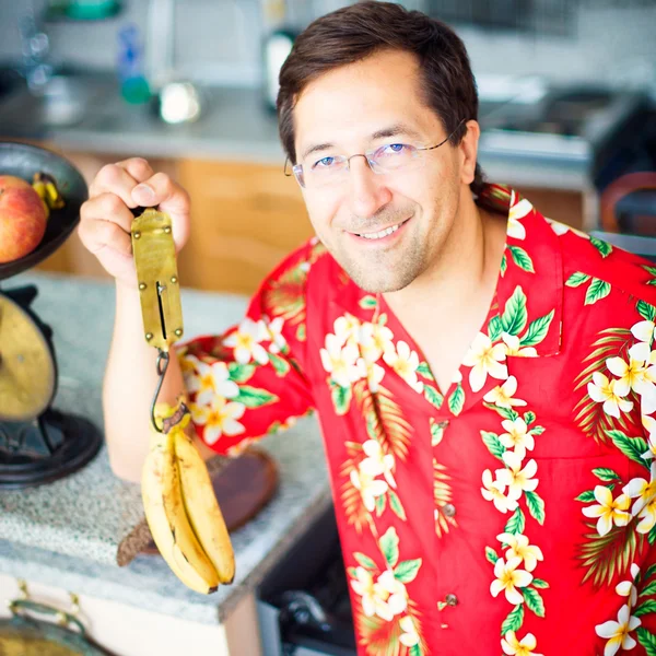 Artistieke levensstijl foto van volwassen vriendelijke man op zijn keuken op — Stockfoto