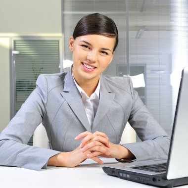 genç iş kadını onun ofisinde bir laptop