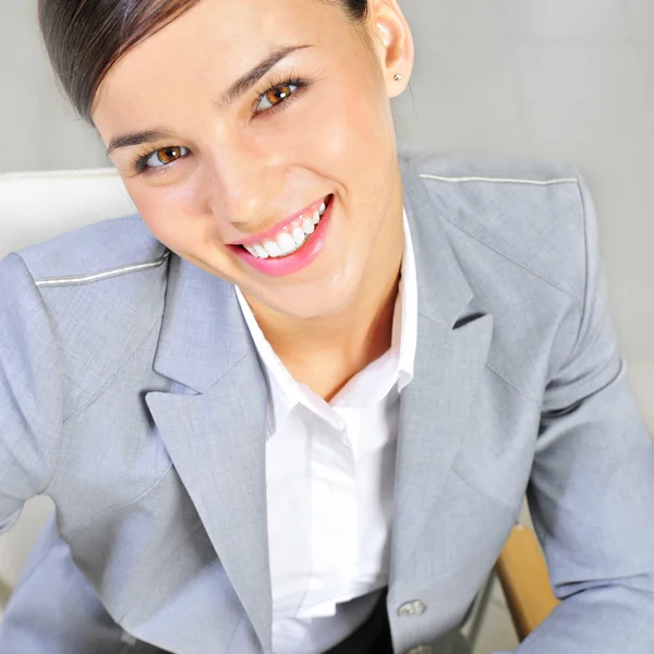 Primer plano retrato de linda joven mujer de negocios sonriendo —  Fotos de Stock