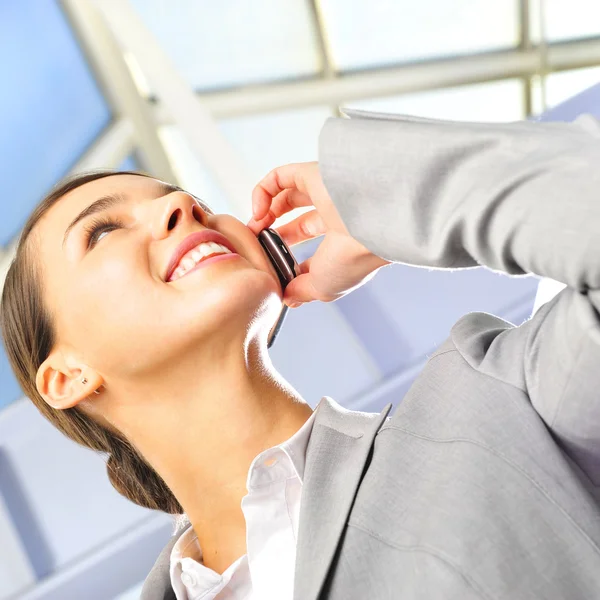현대 buil에서 전화에 아름 다운 비즈니스 여자의 초상화 — 스톡 사진