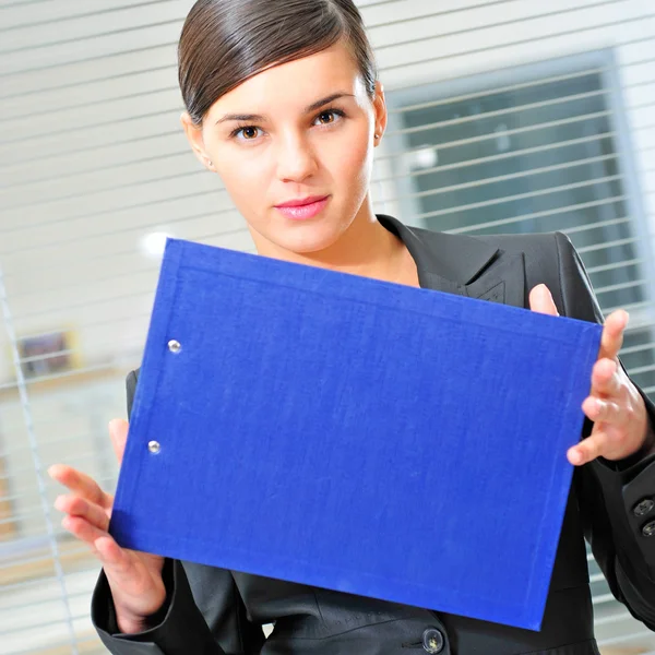 Портрет молодой деловой женщины в офисе с документами — стоковое фото