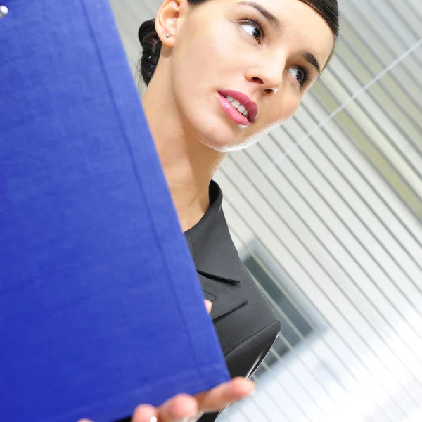 Portrait d'une jeune femme d'affaires dans un bureau avec documents — Photo