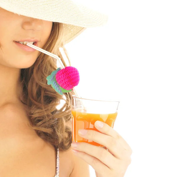 Γυναίκα πίνοντας χυμό πορτοκαλιού και φορώντας καπέλο καλοκαίρι. διακοπές con — Φωτογραφία Αρχείου