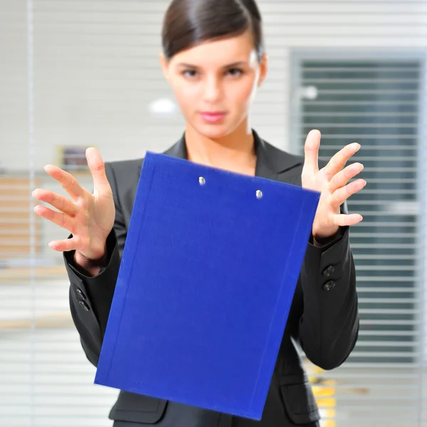 Ett porträtt av en ung affärskvinna i ett kontor med dokument — Stockfoto