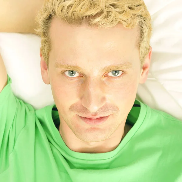 Um homem tranquilo em sua cama antes de acordar em seu quarto — Fotografia de Stock