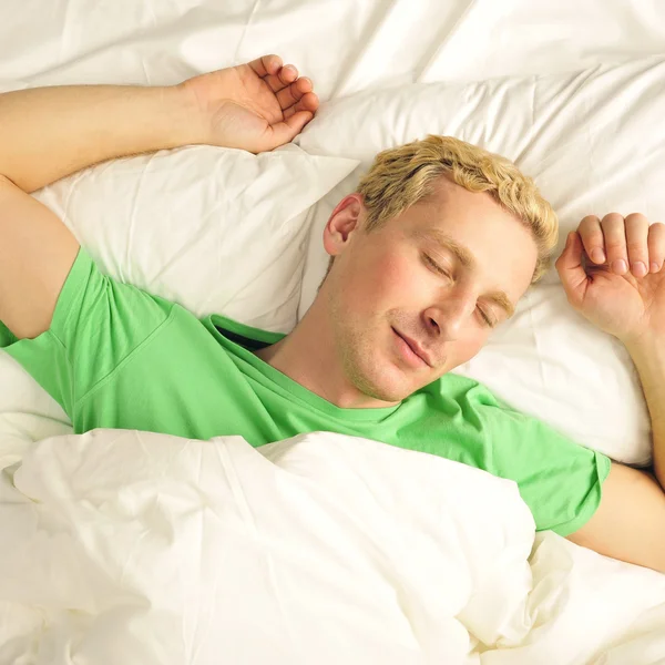 Yatak odasında uyanmak önce onun yatakta huzurlu bir adam — Stok fotoğraf