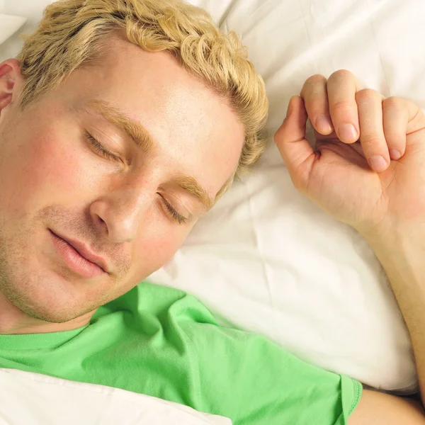 Ein friedlicher Mann in seinem Bett, bevor er in seinem Schlafzimmer aufwacht — Stockfoto