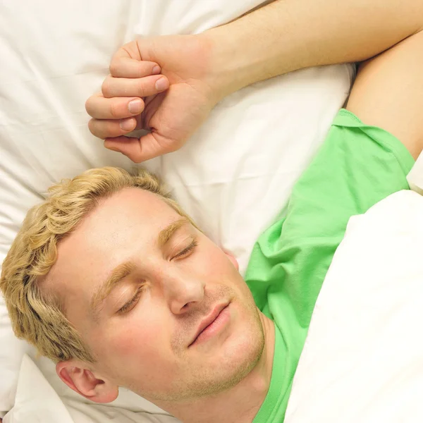 Мирный человек в своей постели, прежде чем проснуться в своей спальне — стоковое фото