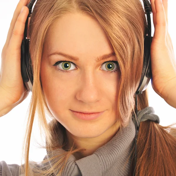 Dil ders dinlerken kulaklık giyen genç kadın — Stok fotoğraf
