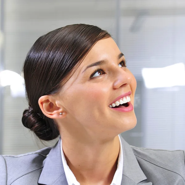 かわいい若いビジネスの女性の笑顔のクローズアップポートレート — ストック写真