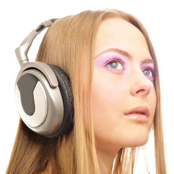 Mulher bonita com fones de ouvido, ela está ouvindo a música — Fotografia de Stock