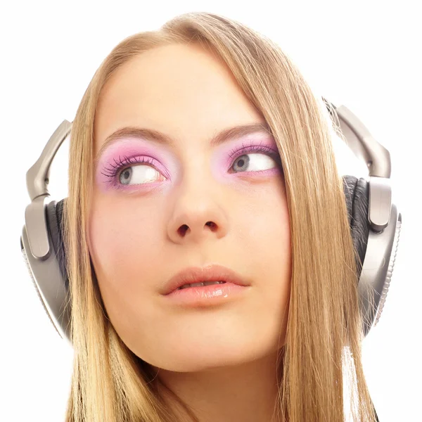 Hermosa mujer con auriculares, ella está escuchando la música —  Fotos de Stock