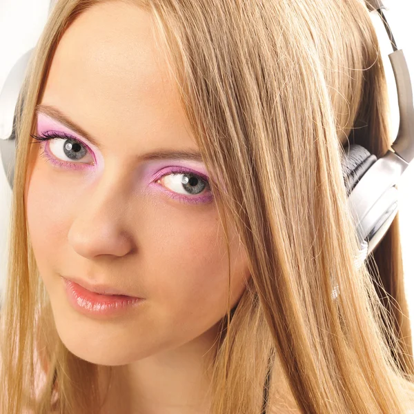 Schöne Frau mit Kopfhörern, sie hört die Musik — Stockfoto