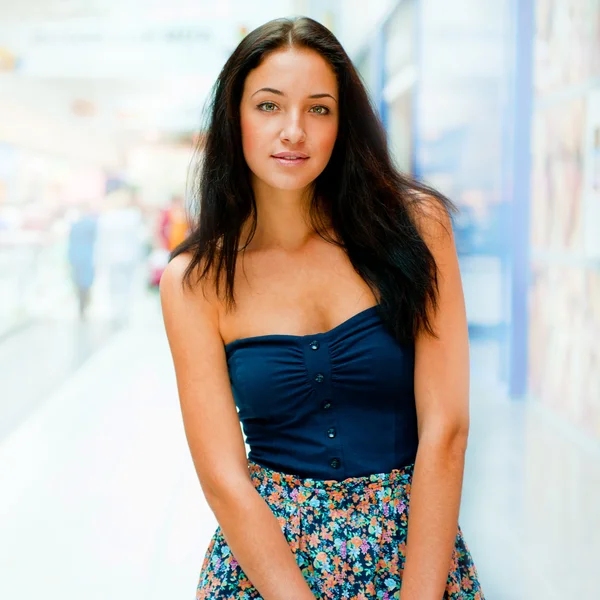 Portret van vrij jonge student vrouw staande withfree pose een — Stockfoto