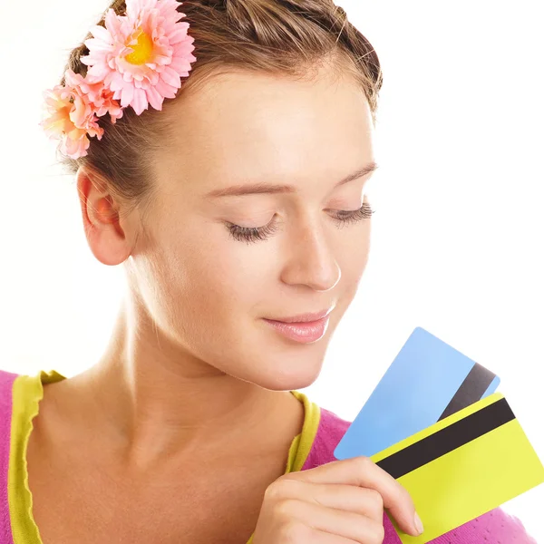 Mooie jonge vrouw kijkt kleurrijke creditcards in haar — Stockfoto