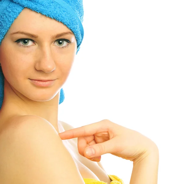 Piękna młoda kobieta po prysznic z ręcznikiem na głowie — Zdjęcie stockowe