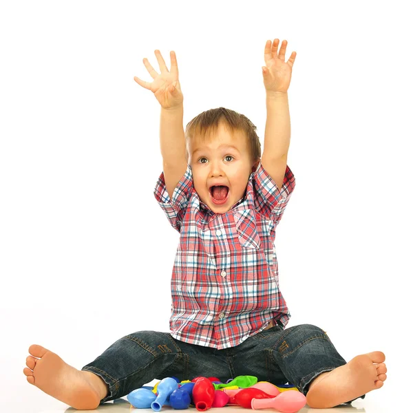 Niño sentado y jugando con globos. Concepto de cumpleaños —  Fotos de Stock