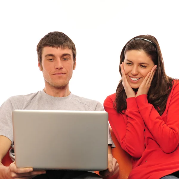 Mladý romantický pár sedí na své pohovce a těší rychlé wi — Stock fotografie