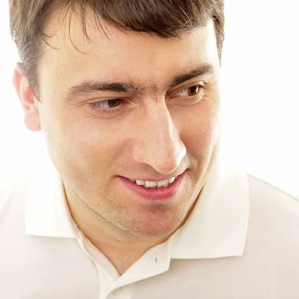 Closeup πορτρέτο ενός ευτυχής νεαρού άνδρα χαμογελώντας σε λευκό αμουδερές — Φωτογραφία Αρχείου