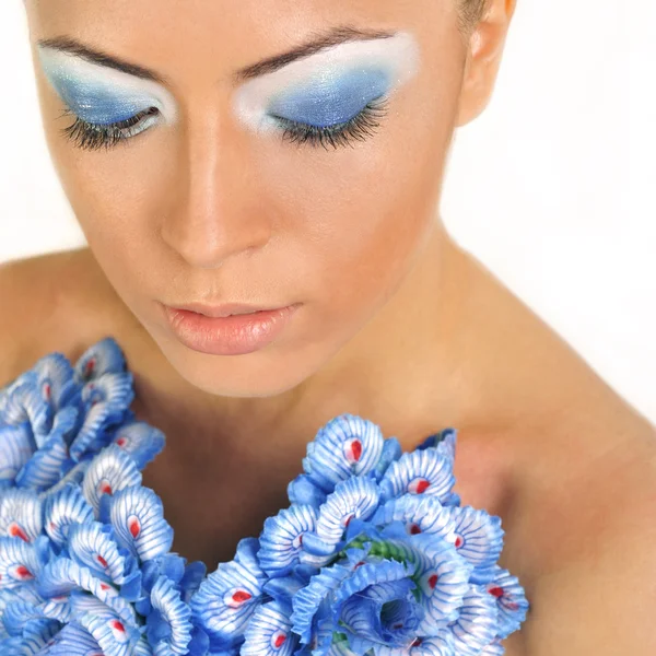 Mulher linda com vestido de flor azul sobre fundo branco — Fotografia de Stock