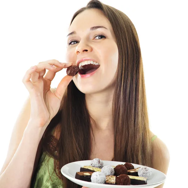 Vacker kvinna biter en bar av choklad på ett sexigt sätt — Stockfoto