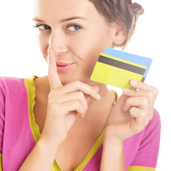 Όμορφη νεαρή γυναίκα που κοιτάζει κάτω στο πολύχρωμο πιστωτικές κάρτες σε την — Φωτογραφία Αρχείου