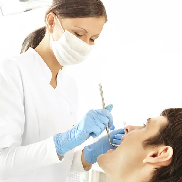 Fogorvosi rendelő - fiatal nő fogorvos dolgozik: — Stock Fotó