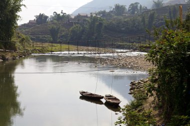 Vietnam'da Köprü'ye bağlı tekneler