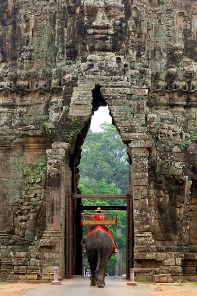Poort van angkor thom in Cambodja — Stockfoto